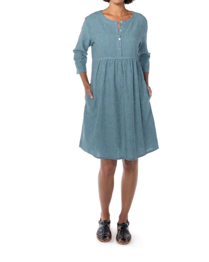 Front of a model wearing a size X-LARGE 3/4 Sleeve Button Dress in Poolside in Poolside by cut loose. | dia_product_style_image_id:339324